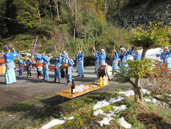 公民館の前で準備万端